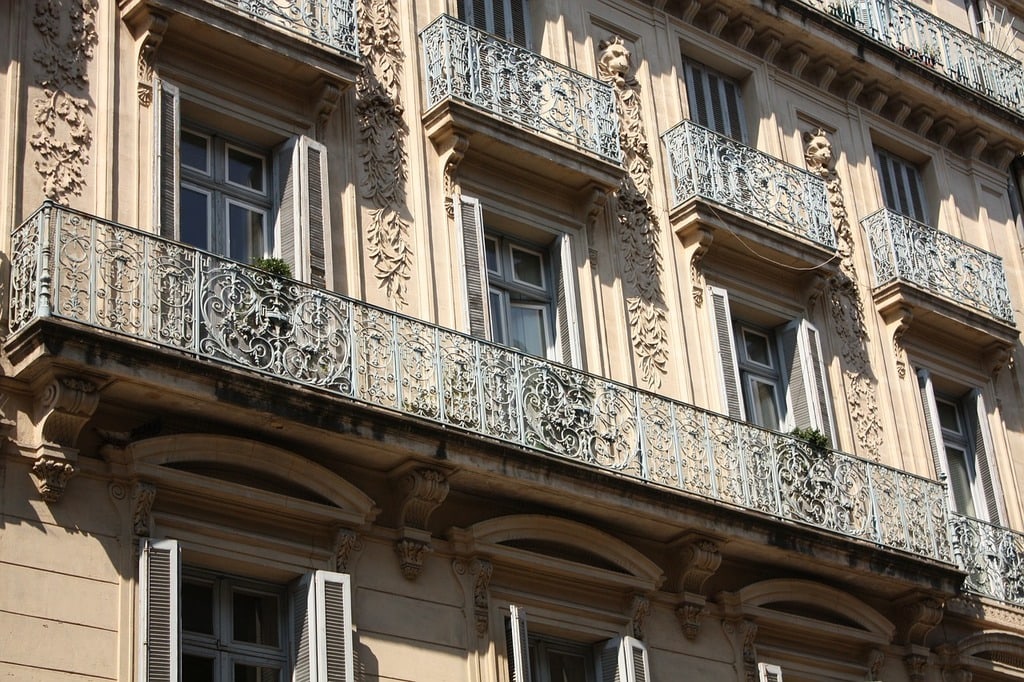 Choisir entre immeuble de rapport et location saisonnière